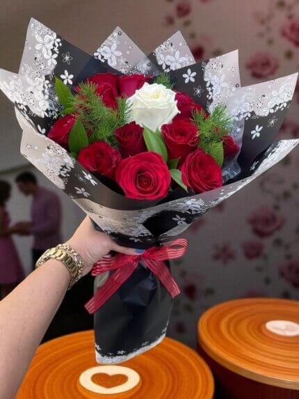 Gül Buketi 12 Kırmızı 1Beyaz